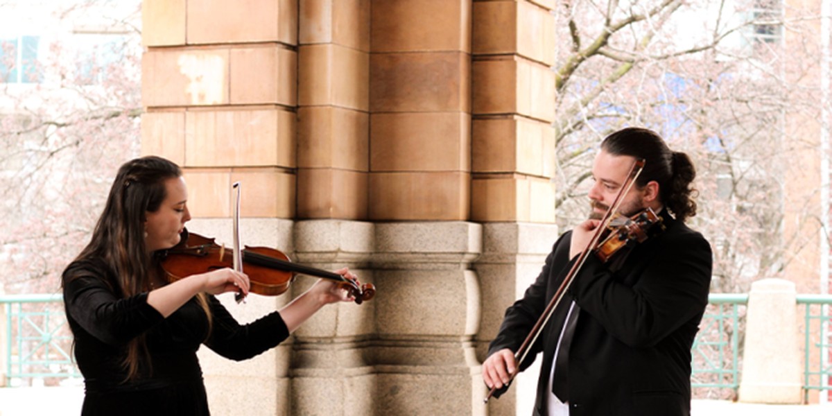 Duo Ferri Strings realiza apresentação gratuita com violinos, em Presidente Prudente