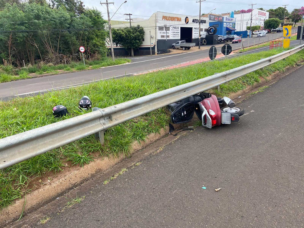 Pneu furado causa acidente de trânsito envolvendo duas motos e um carro, na Rodovia Raposo Tavares