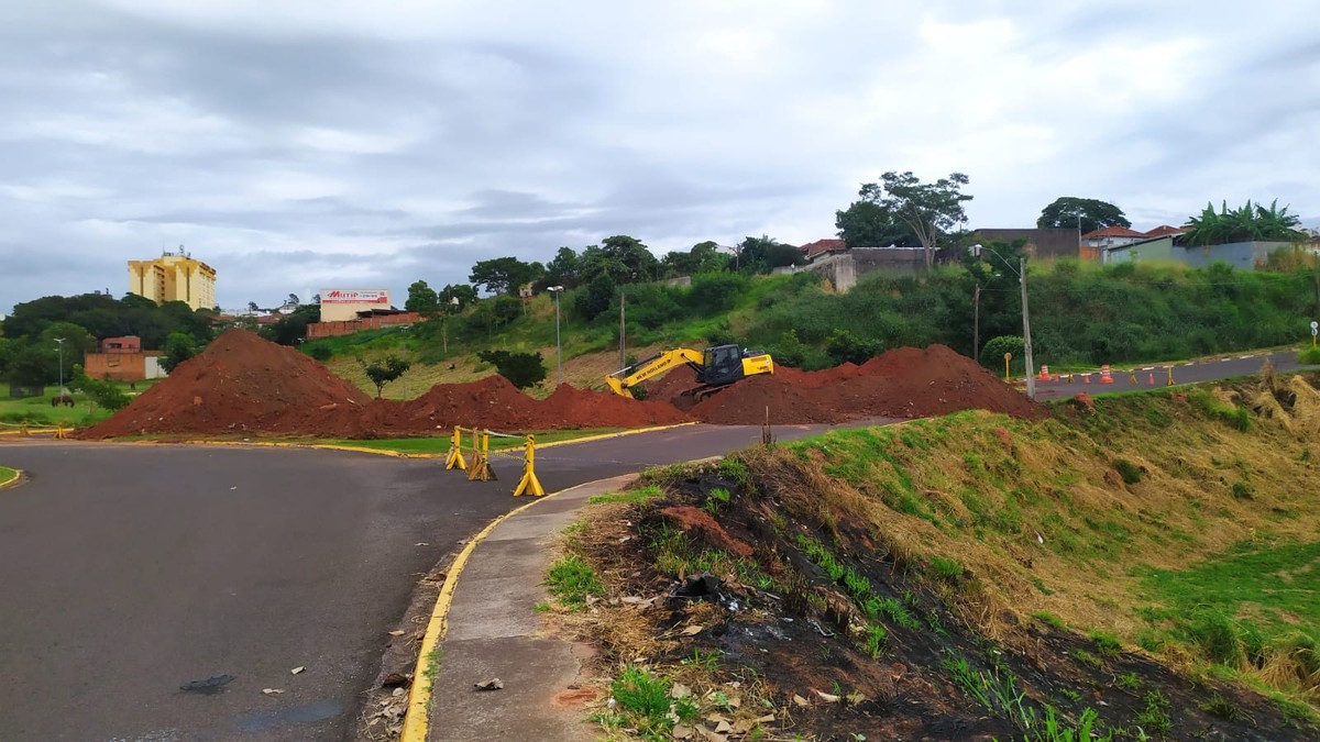 Secretaria de Obras identifica problema em galeria e conserto causa interdição da Rua João Elias Naufal nos dois sentidos, na Vila Iti, em Presidente Prudente