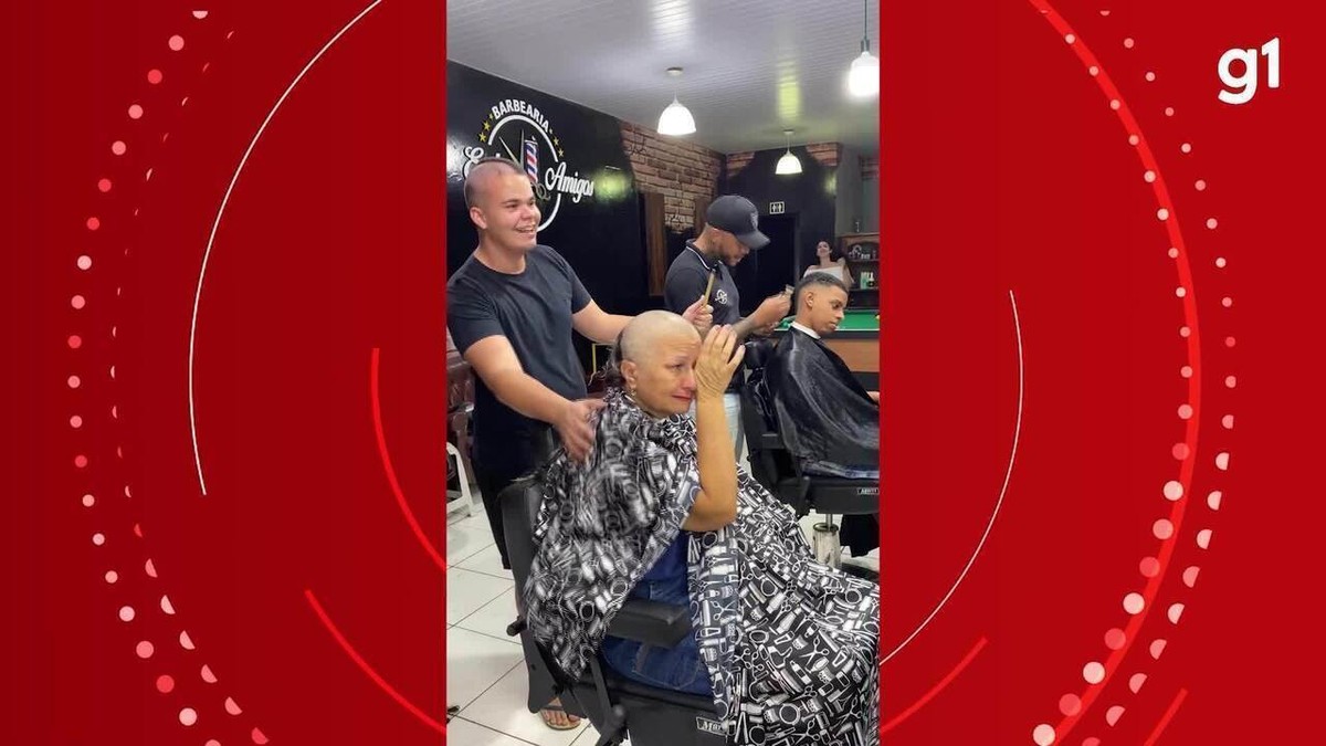 Barbeiro viraliza ao raspar o cabelo para apoiar a mãe que enfrenta tratamento contra o câncer; VÍDEO
