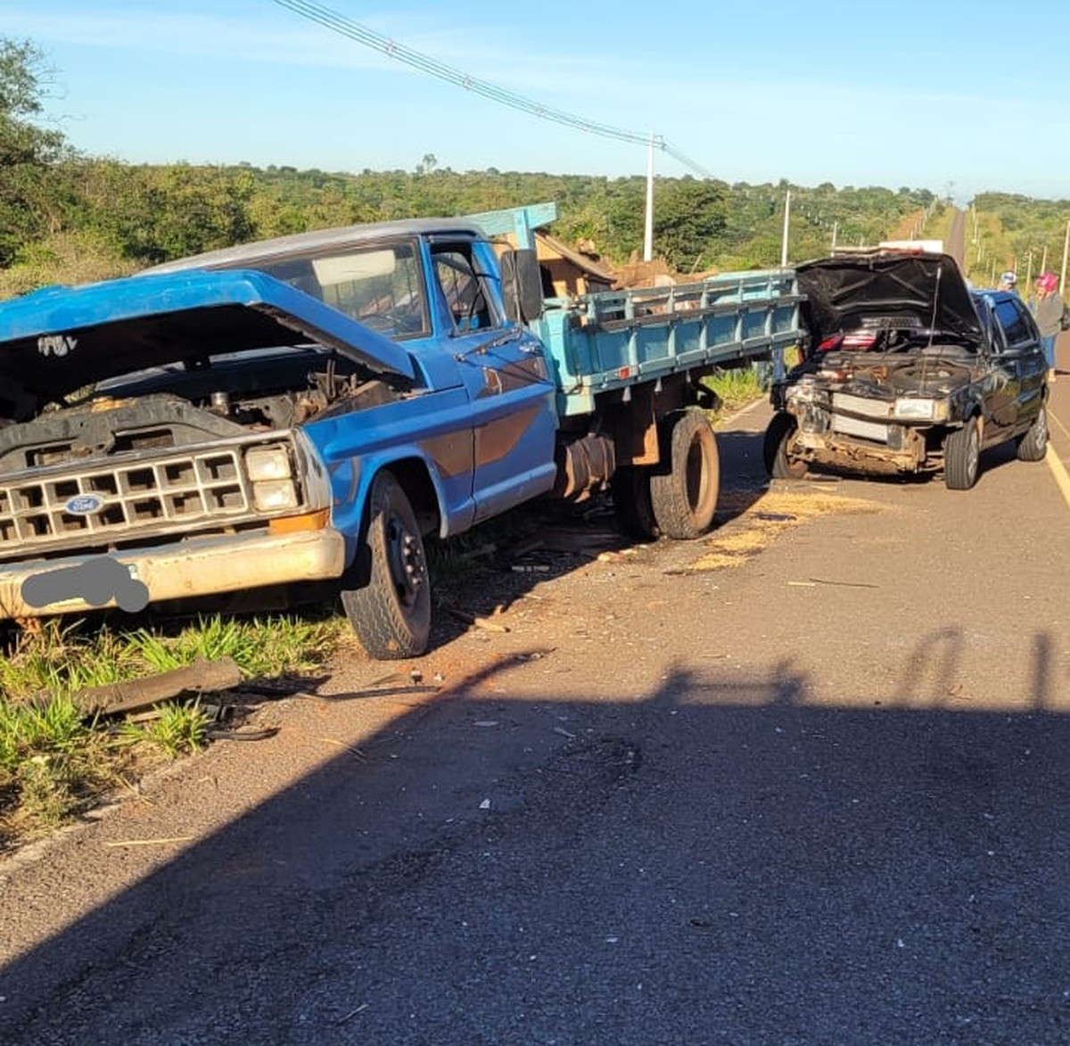 Duas mulheres ficam gravemente feridas após carro bater em caminhão quebrado na pista da Rodovia Vicinal Hélio Gomes