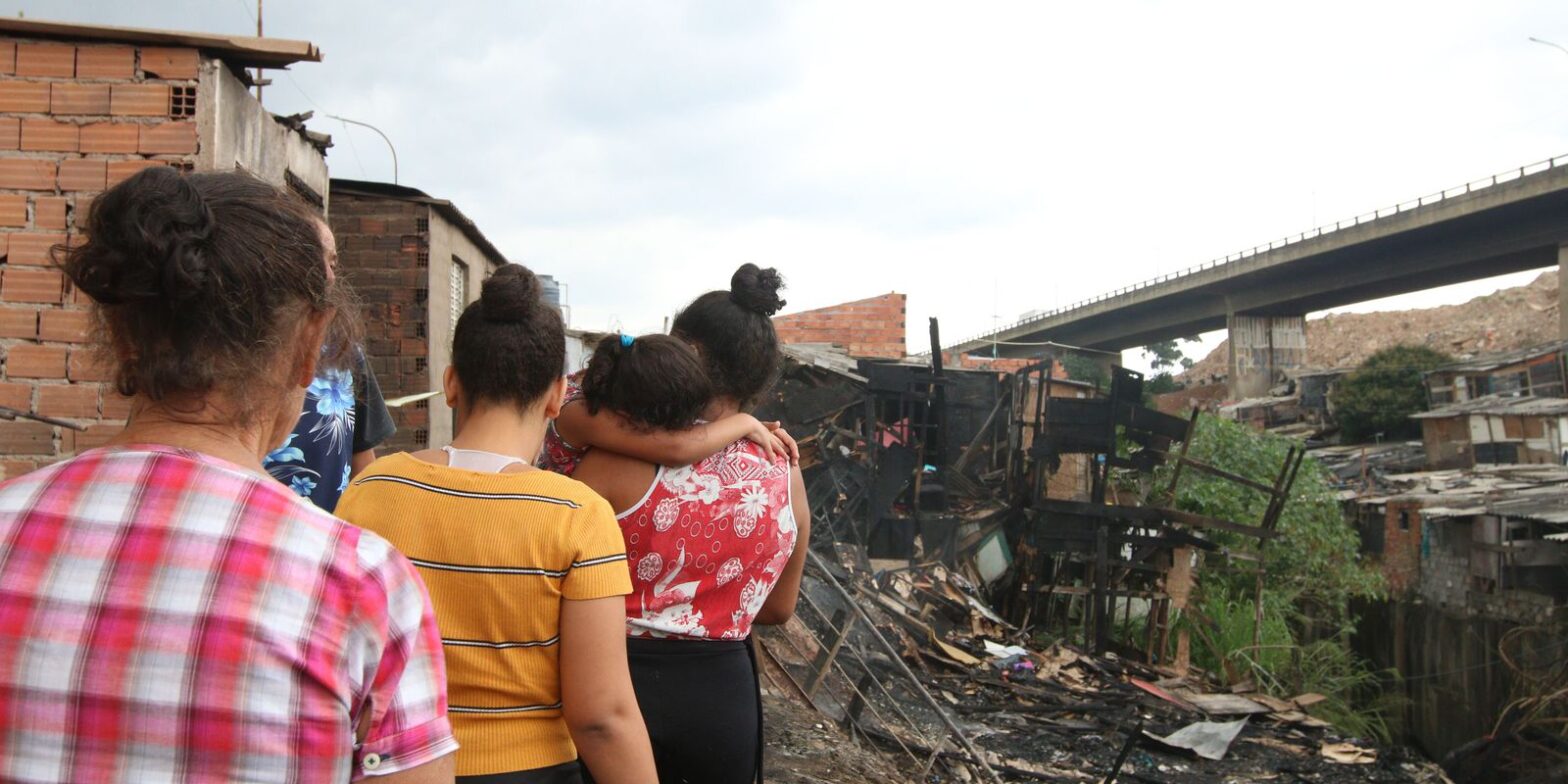 Favelas em áreas valorizadas são mais atingidas por incêndios