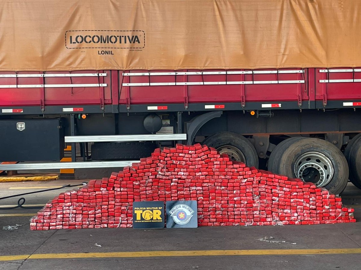 Mais de 770 tabletes de maconha são apreendidos escondidos em pneus de carreta e rapaz acaba preso por tráfico de drogas, na Rodovia Brigadeiro Eduardo Gomes