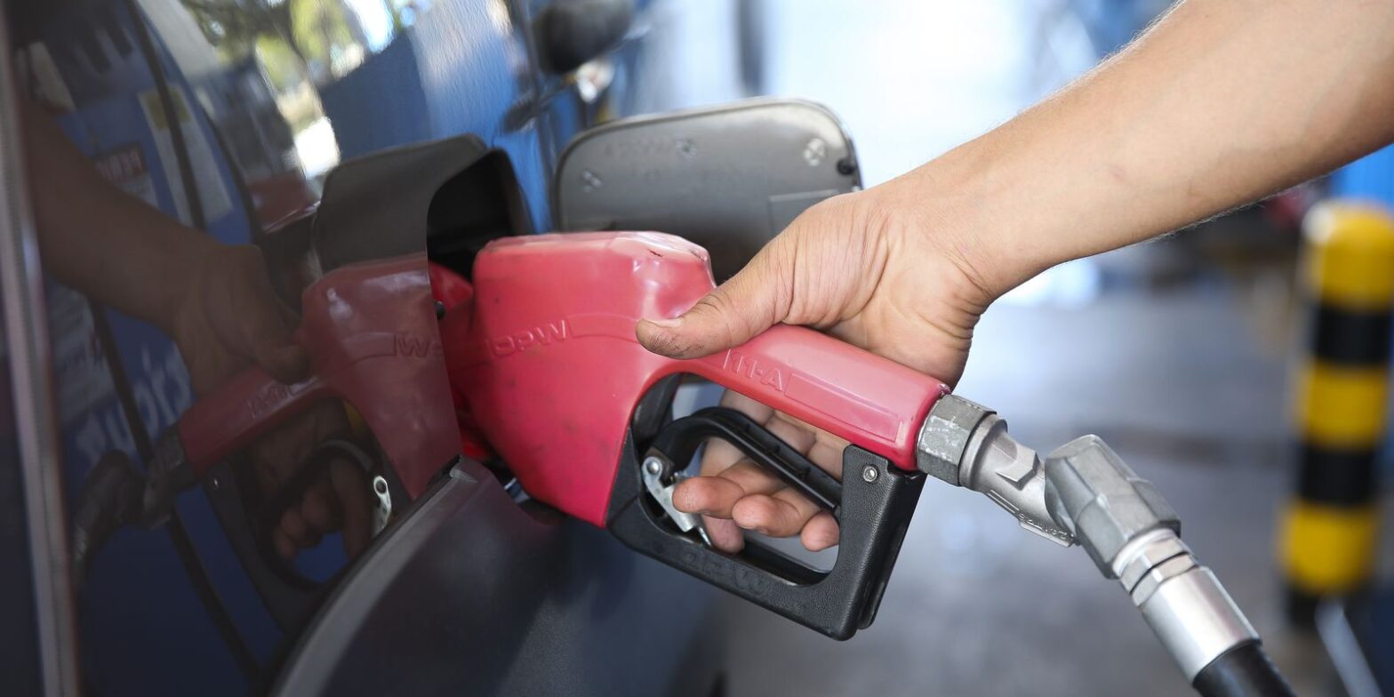 Petroleiros aprovam medida que barateia preço dos combustíveis