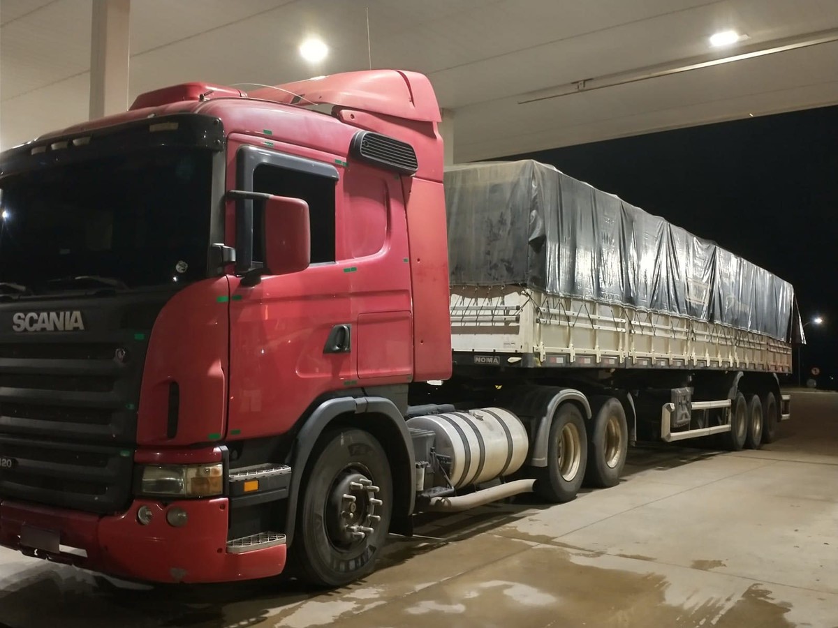 Policia localiza caminhão roubado abandonado na Rodovia Raposo Tavares, em Presidente Venceslau