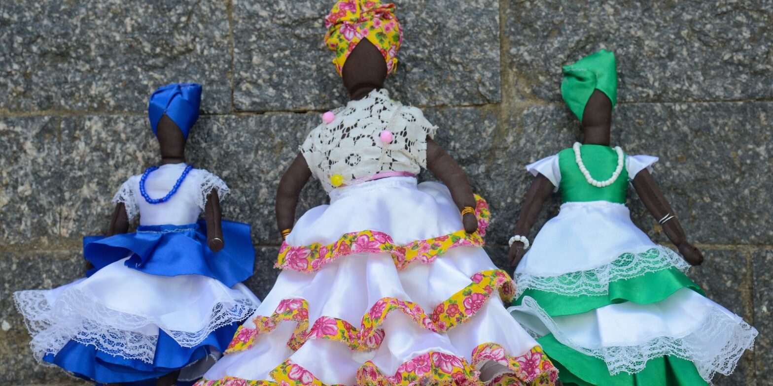Bonecas de pano trazem referências às matriarcas do samba
