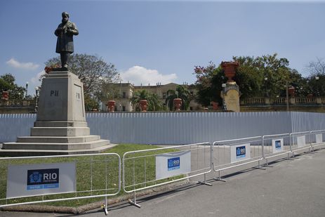 Chapas metálicas isolam o Museu Nacional do Rio de Janeiro, na Quinta da Boa Vista, para obras emergenciais e recuperação de acervo após o grande icêndio de 2 de setembro.