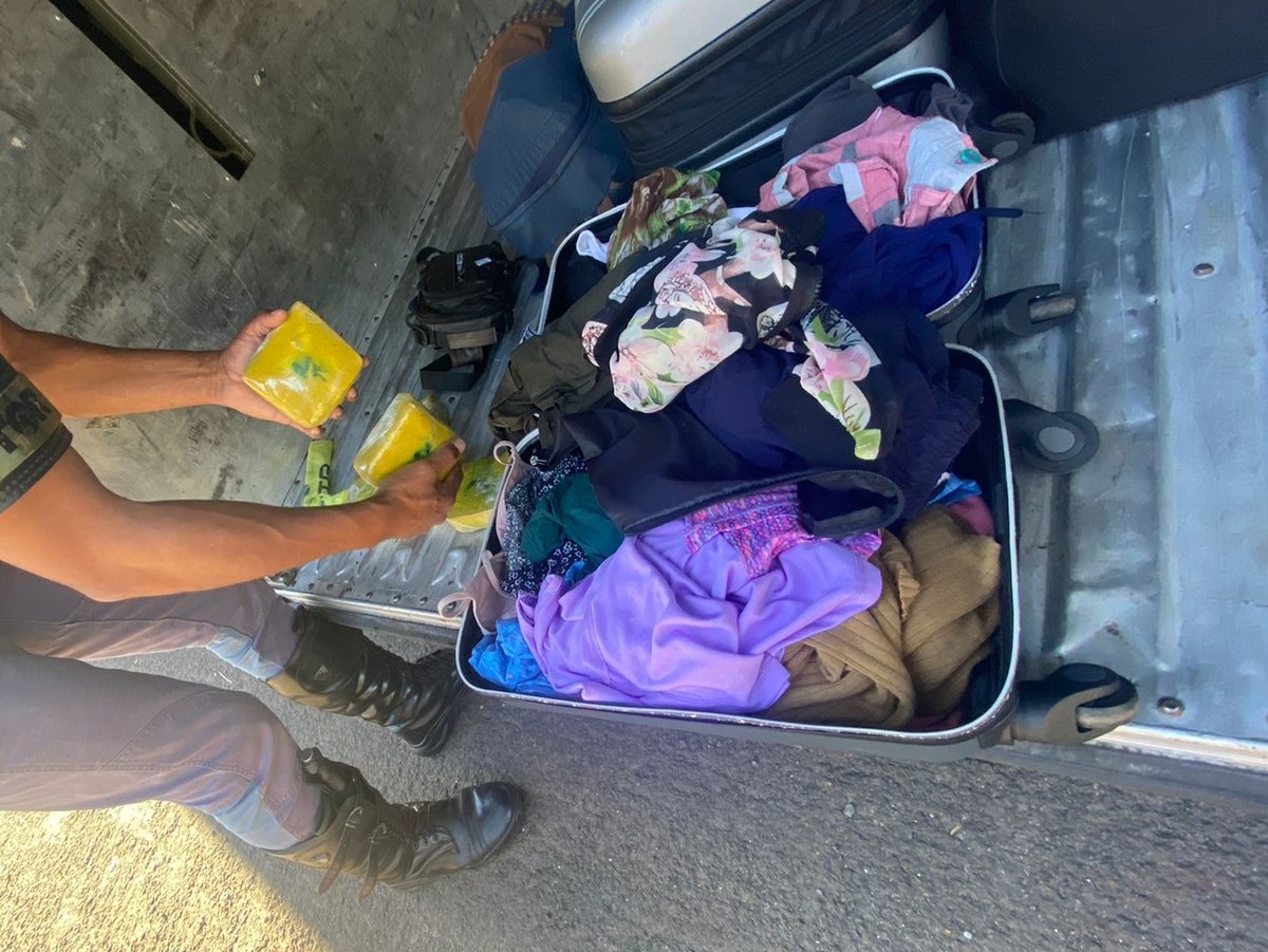 Casal de bolivianos é preso com cocaína escondida em mala de viagem na Rodovia Raposo Tavares