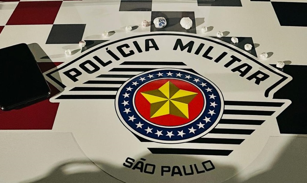 Homem arremessa sacola ao avistar viatura policial e acaba preso com porções de cocaína, em Dracena