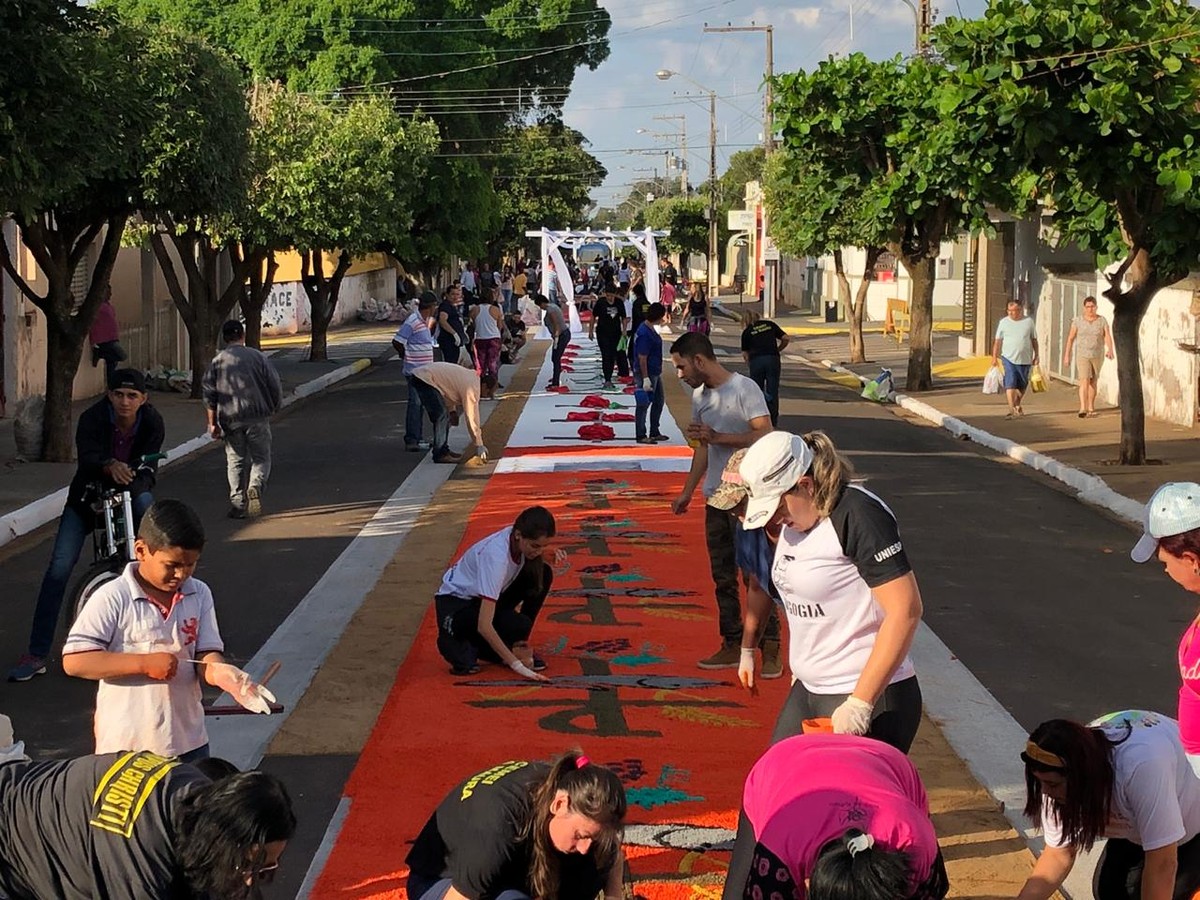 Com expectativa de público de 16 mil pessoas e tapete com 500 metros de extensão, Piquerobi prepara celebração de Corpus Christi
