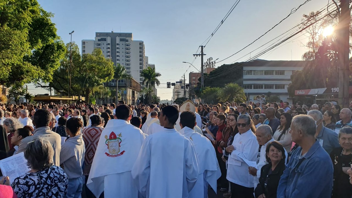 Fiéis católicos se reúnem em procissão e celebração de Corpus Christi em Presidente Prudente