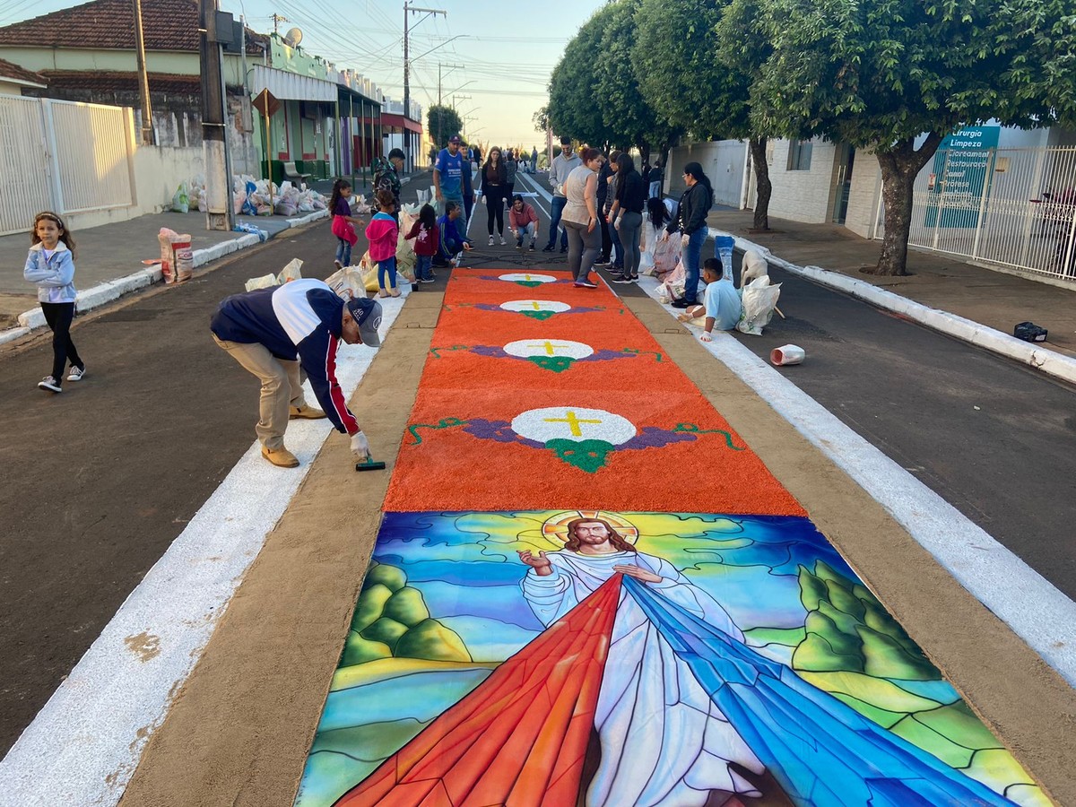 Com 56 anos de tradição, mais de 800 fiéis participam de montagem de tapetes para celebração de Corpus Christi em Piquerobi; VEJA FOTOS