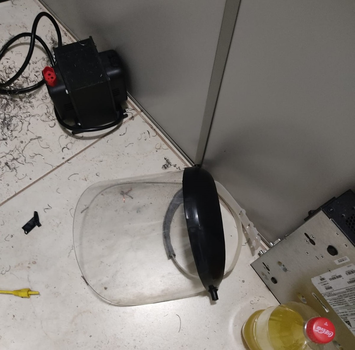 Ladrão invade agência bancária e tenta arrombar caixa eletrônico, mas abandona local antes de concluir furto