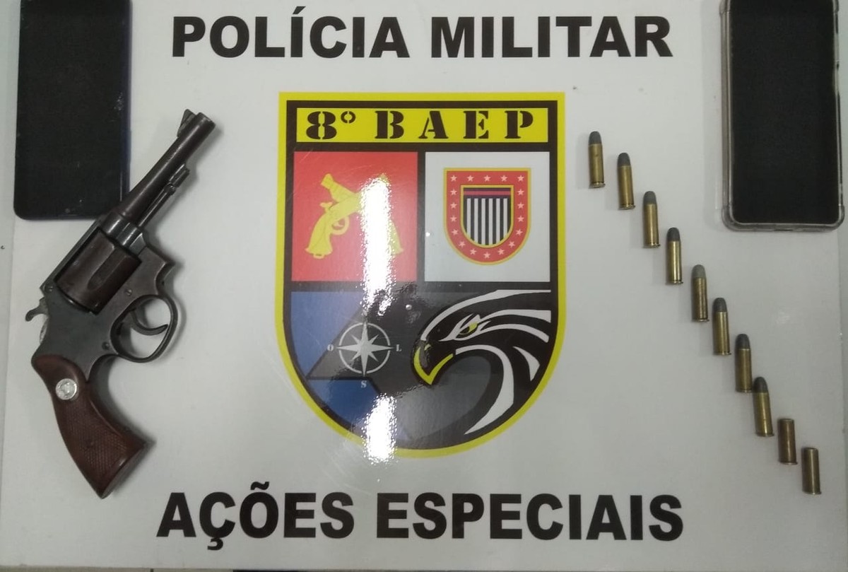 Após denúncia, casal de namorados é preso com revólver e munições, em Regente Feijó