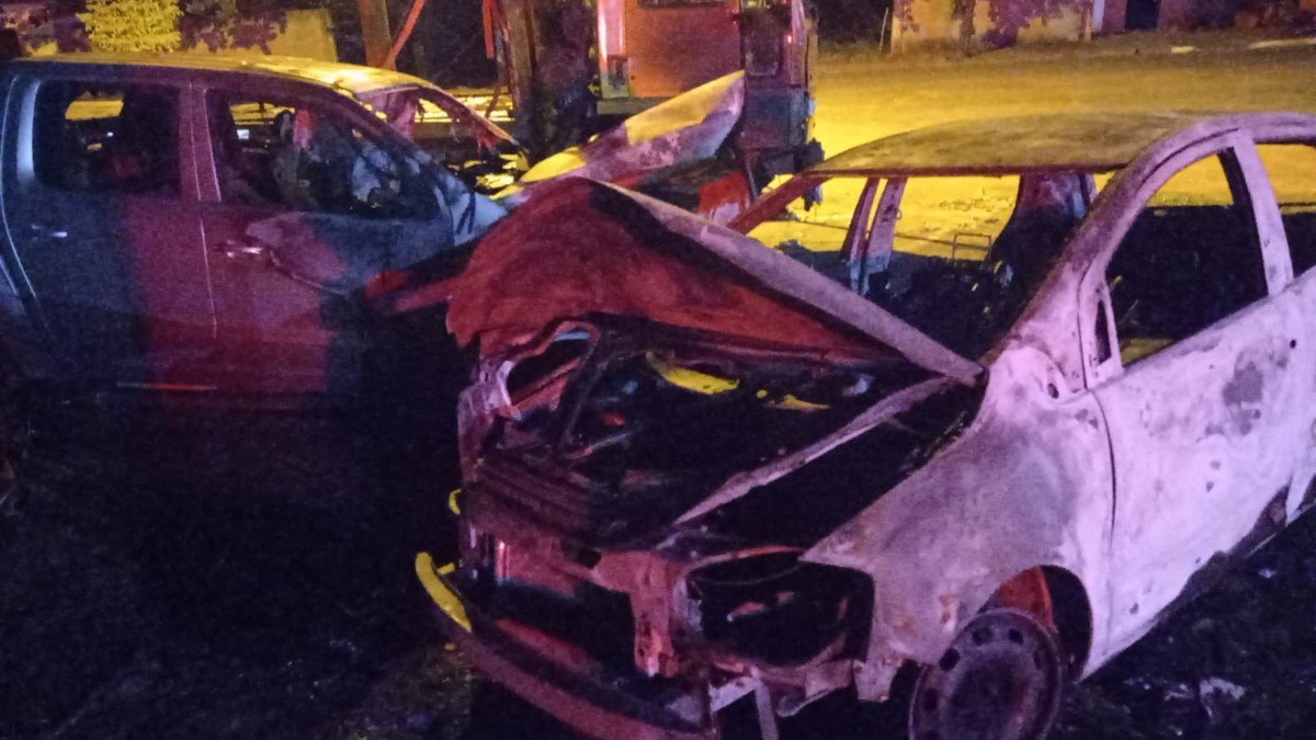 Incêndio atinge dois carros e um caminhão estacionados na Delegacia da Polícia Civil, em Teodoro Sampaio