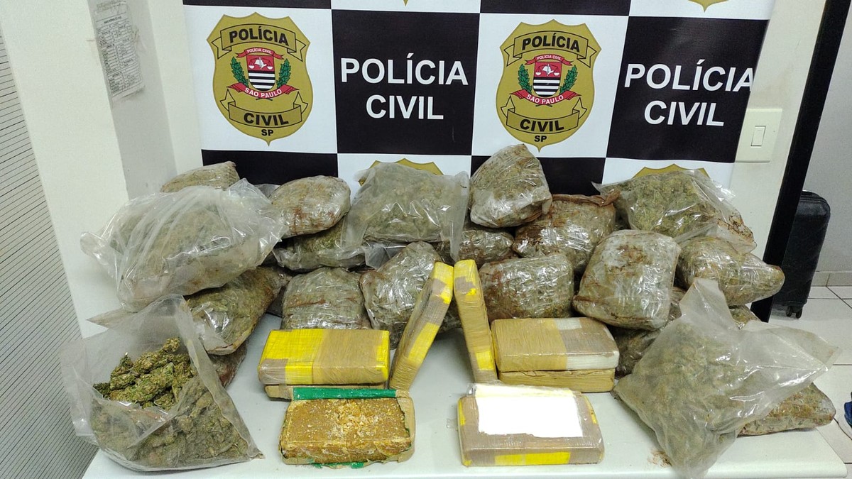 Dupla de motoristas é presa transportando 30 kg de maconha, cocaína e crack em ônibus, em Presidente Epitácio