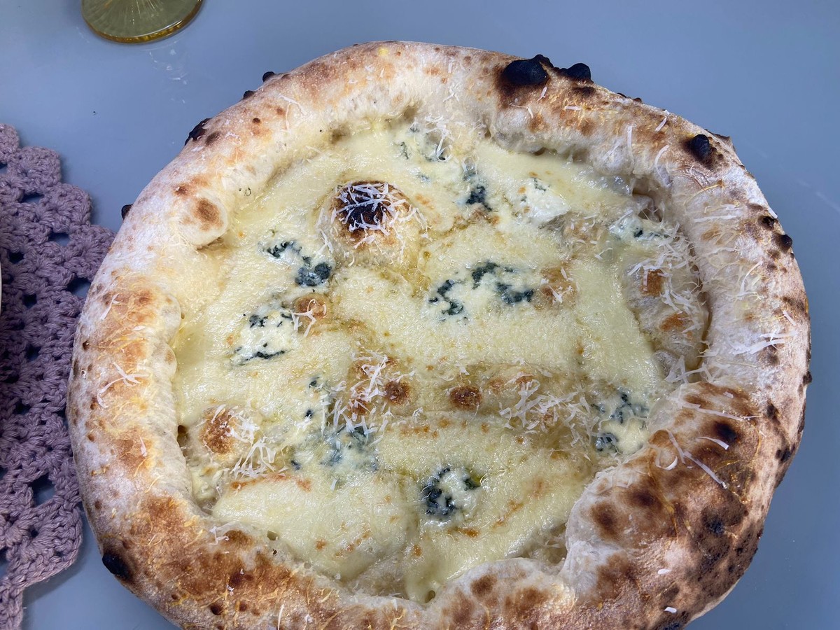 Aprenda a fazer uma pizza clássica italiana recheada com 3 queijos