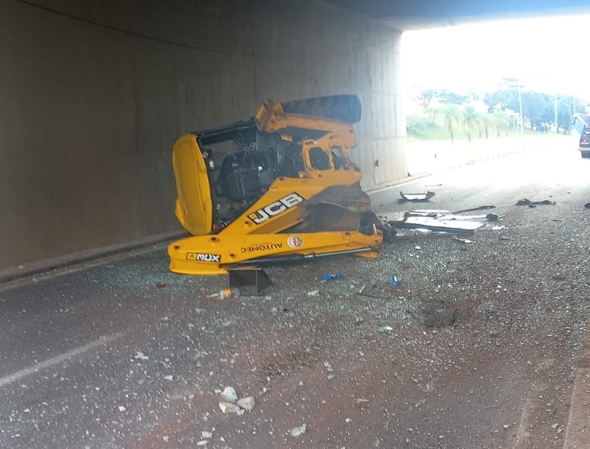 Retroescavadeira cai de caminhão e interdita trânsito no trevo da Rodovia Raposo Tavares, em Presidente Prudente