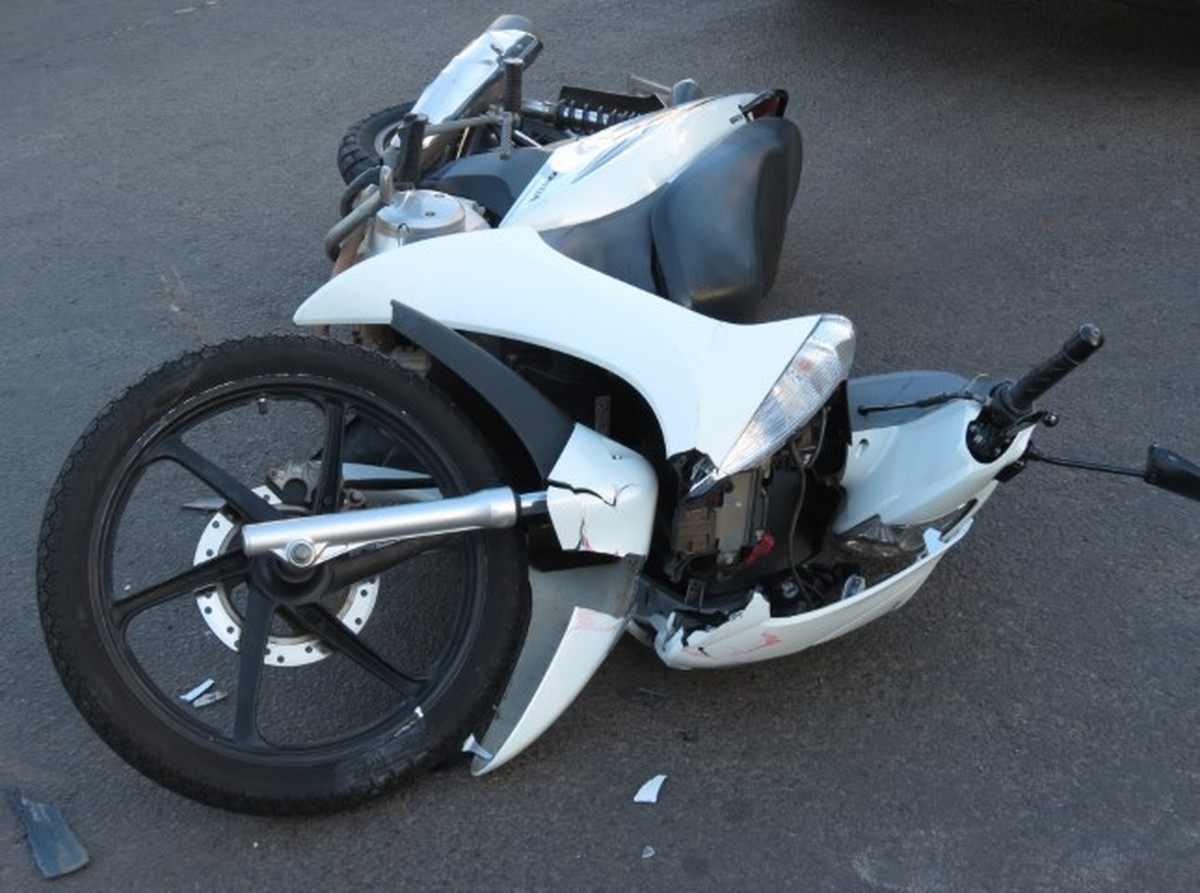 Acidente entre duas motocicletas em cruzamento deixa uma mulher ferida no Centro de Dracena