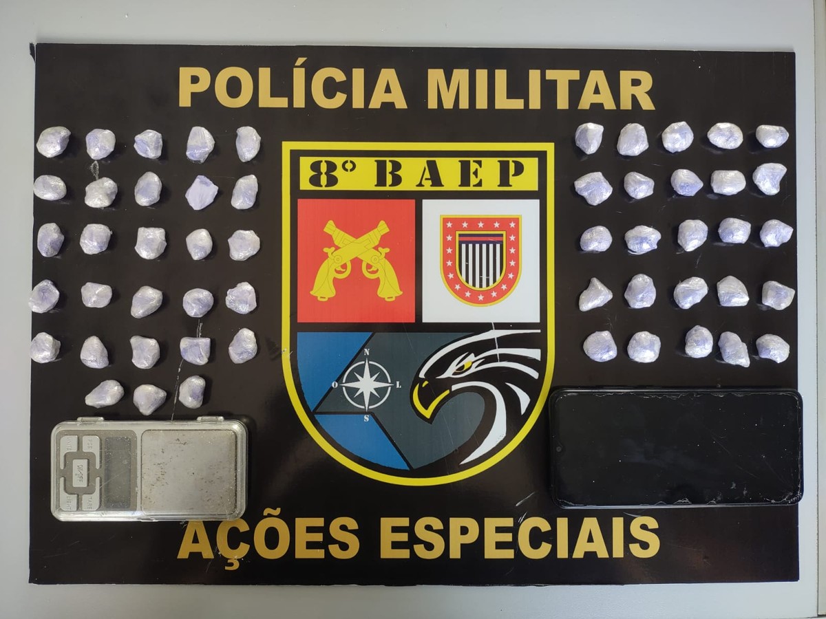 Homem deixa itens cair ao avistar policiais e acaba preso com mais de 50 porções de cocaína, em Presidente Prudente