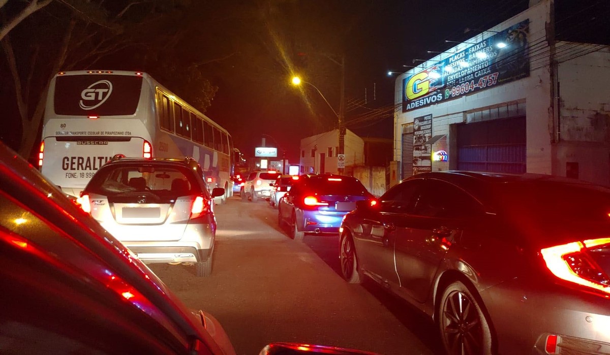 Engavetamento entre carros e motocicleta provoca lentidão no trânsito próximo à Avenida da Saudade