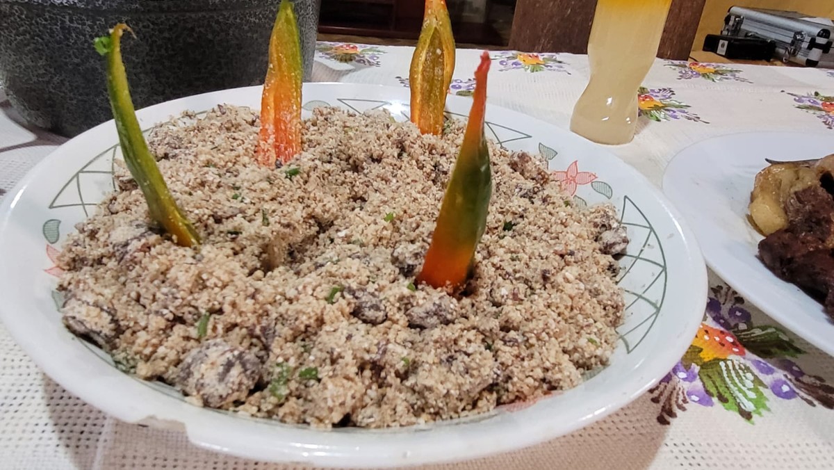 Aprenda a fazer Farofa de Carne Seca, tradicional prato do sertão brasileiro