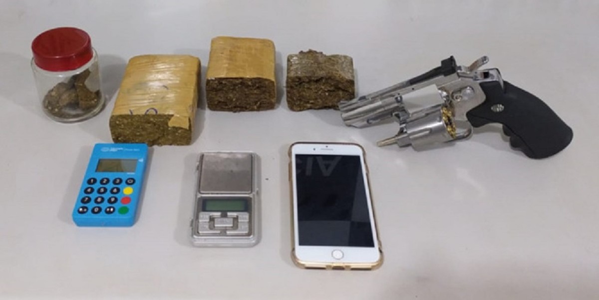 Rapaz acaba preso por tráfico de droga com 687 gramas de maconha e um simulacro de arma de fogo em Presidente Venceslau
