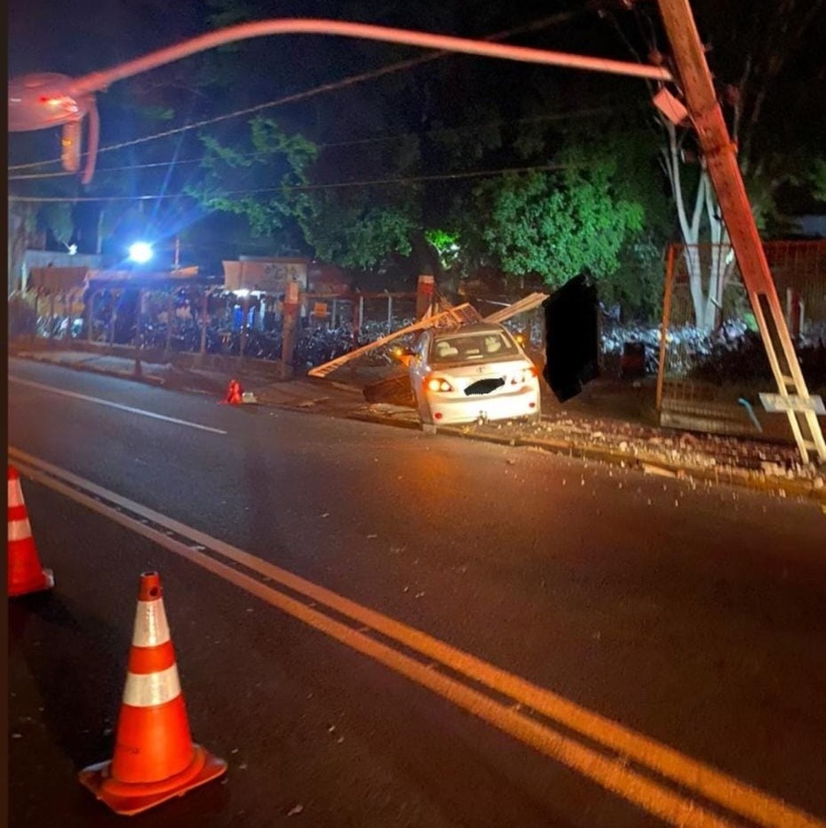 Motorista perde o controle da direção, bate veículo contra muro e invade comércio de peças usadas