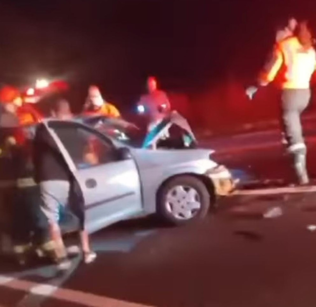 Três pessoas ficam com ferimentos graves em colisão frontal de carros, na Rodovia Júlio Budiski