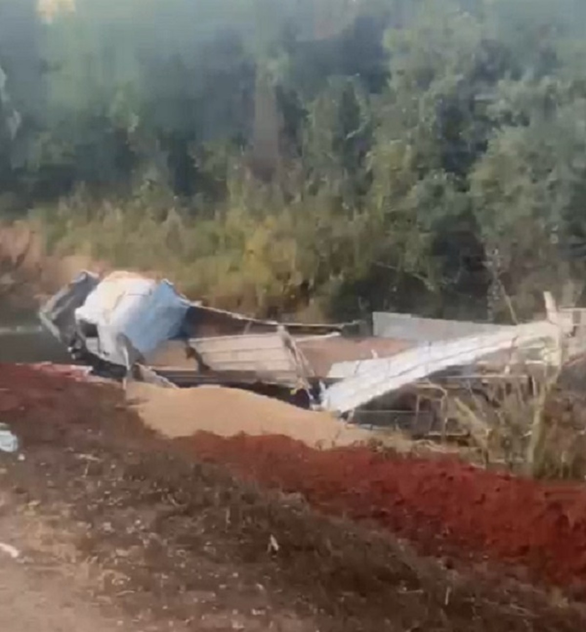 Acidente de trânsito entre caminhão e ônibus de trabalhadores de usina deixa 15 feridos em estrada vicinal que liga Parapuã e Bastos