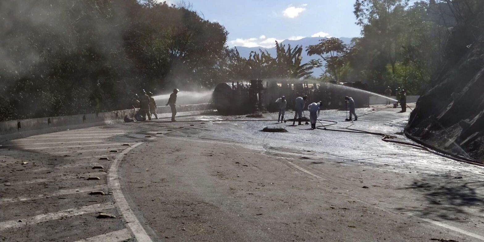 Bombeiros controlam incêndio em caminhão na BR-040, em Duque de Caxias