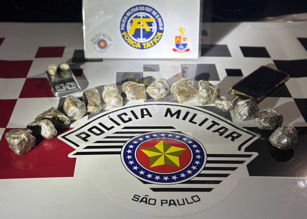 Dupla tenta despistar policiais, adentra área de pastagem e termina presa em flagrante por tráfico de drogas