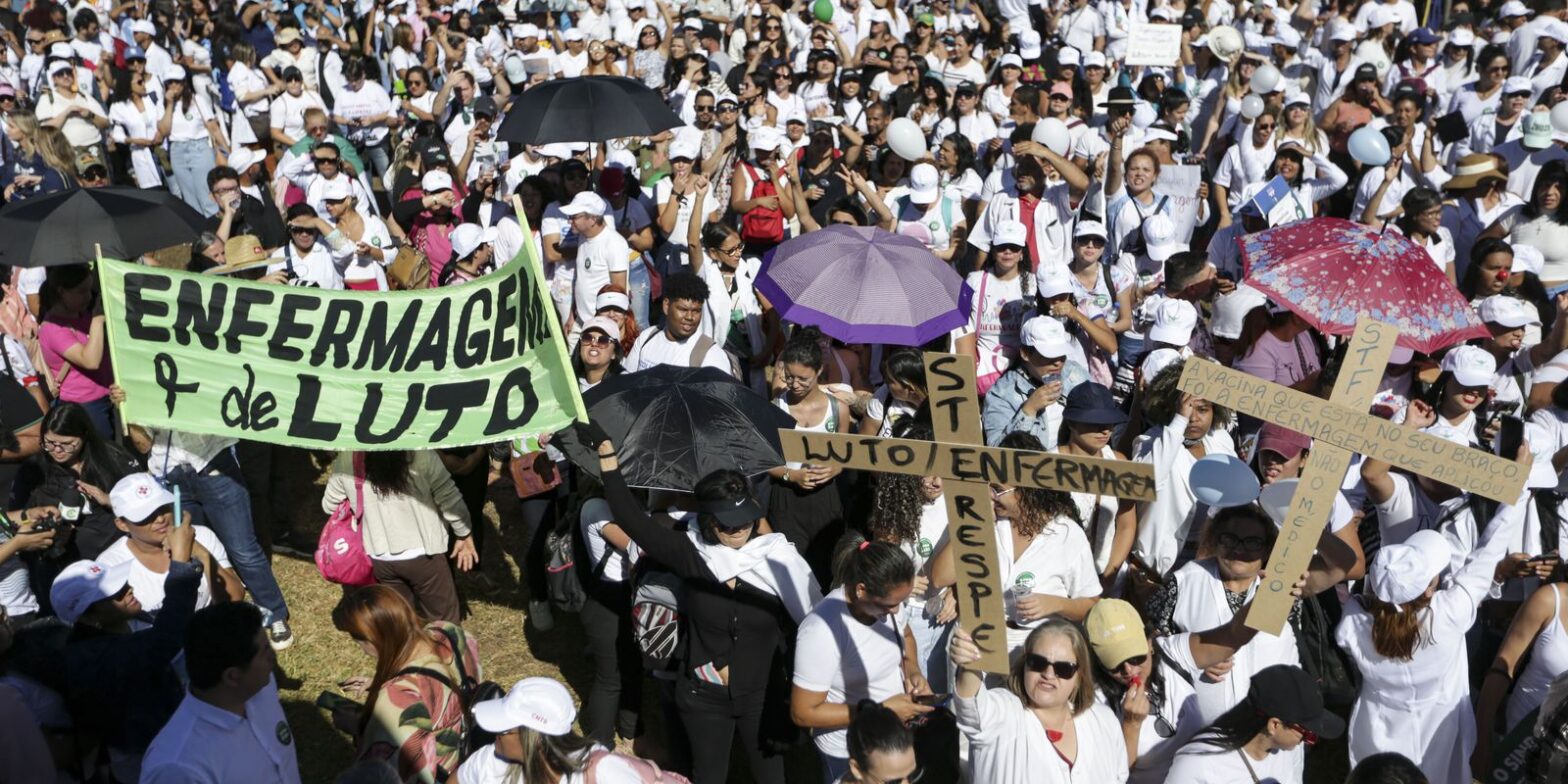Enfermeiros protestam na Esplanada por pagamento do piso salarial