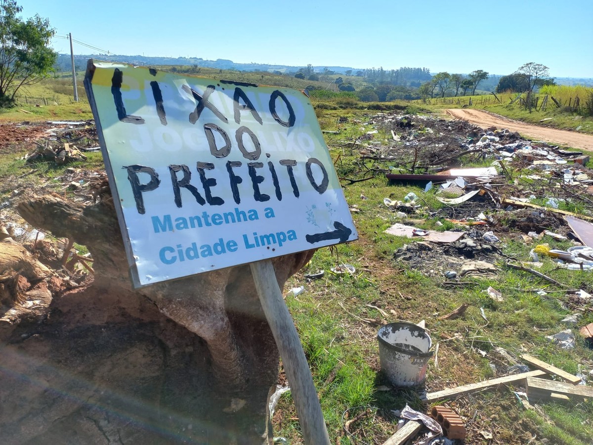 Estrada rural é alvo de descarte irregular de lixo na Vila Furquim, em Presidente Prudente