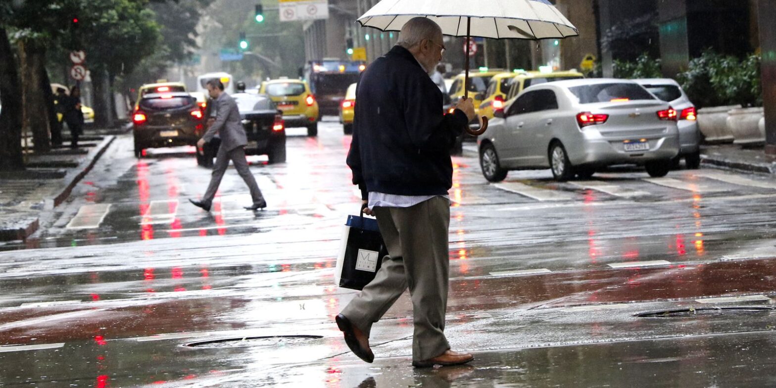 Frente fria muda tempo e provoca chuva no Rio