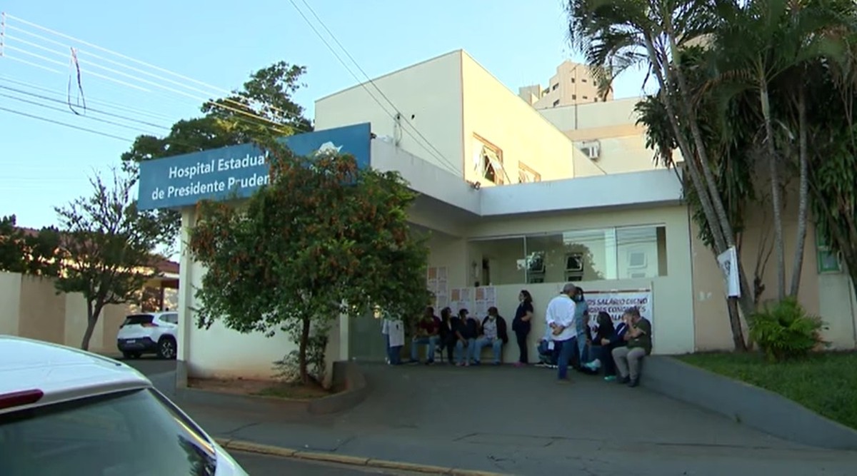 Funcionários do Hospital Estadual paralisam atividades e protestam por melhorias nas condições de trabalho, em Presidente Prudente