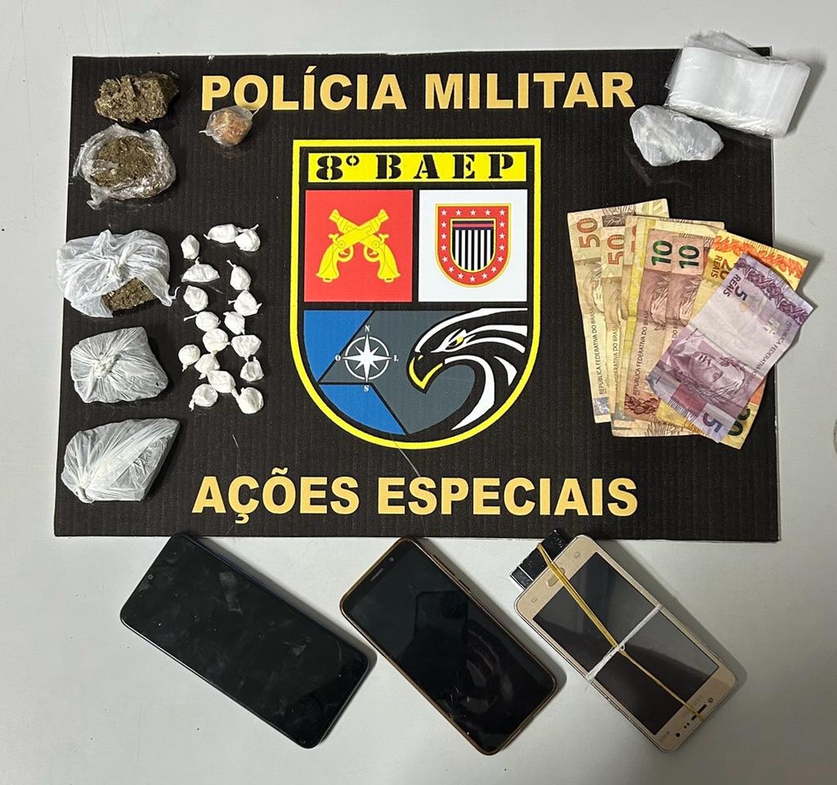 Homens e mulher grávida invadem casa e são presos com porções de drogas, em Presidente Prudente