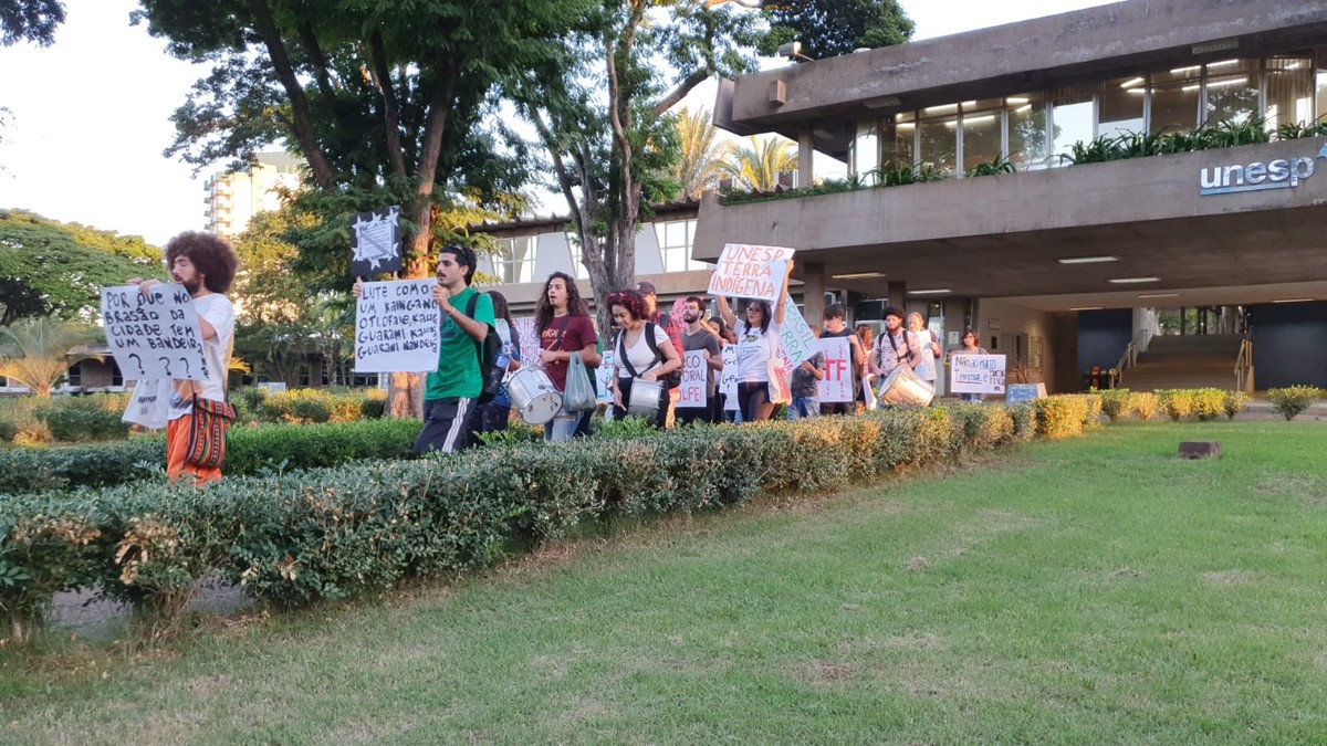 Manifestantes fazem ato contrário à votação do marco temporal na demarcação de terras indígenas, em Presidente Prudente