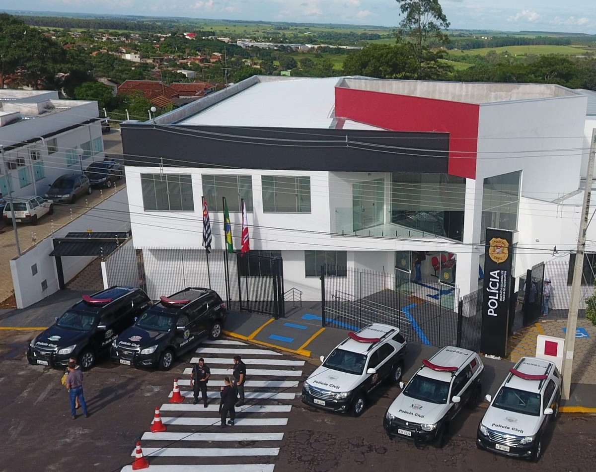 Motorista bate em veículo estacionado e é preso por embriaguez ao volante, desacato e resistência em Pacaembu