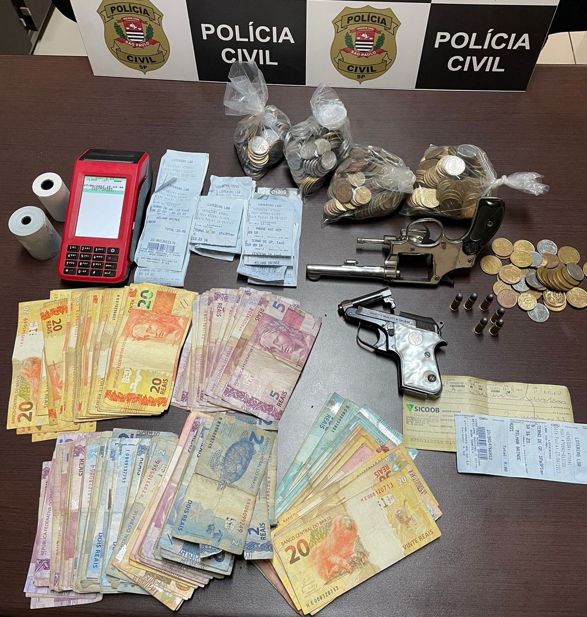 Polícia Civil prende dono de bar em Rinópolis com armas de fogo, munições, R$ 5 mil em dinheiro e máquina de jogo do bicho