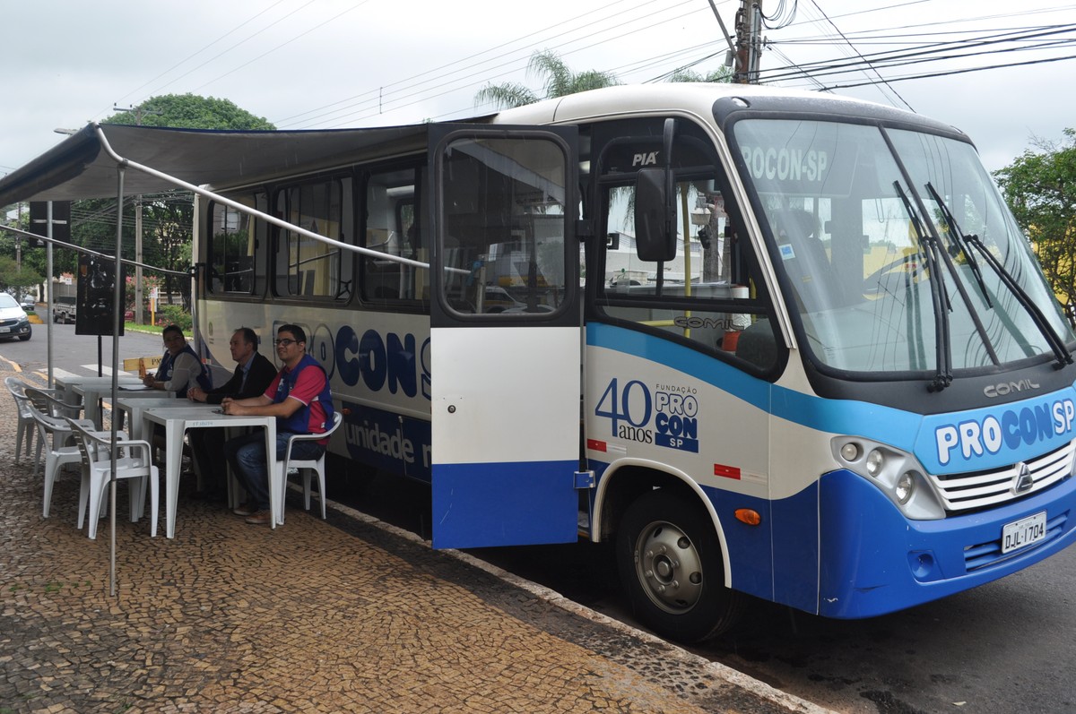 Unidade móvel do Procon oferece atendimento e orientação a consumidores endividados, em Adamantina