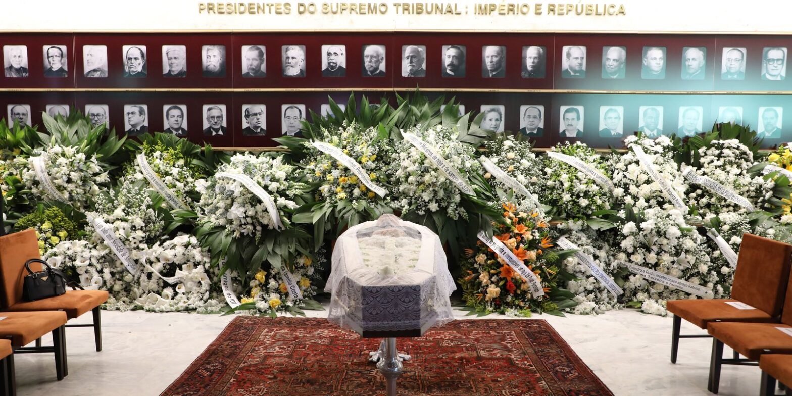 Corpo do ex-ministro Sepúlveda Pertence é sepultado em Brasília