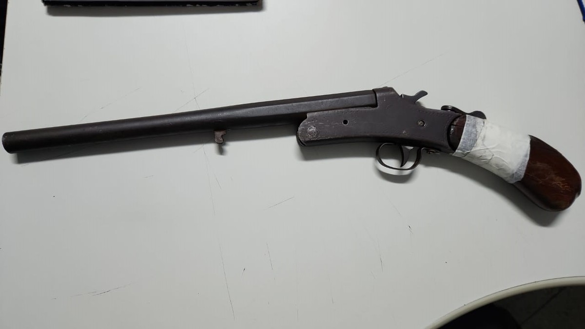Rapaz é preso após ser flagrado com arma de fogo em frente à lanchonete no Jardim Cambuci, em Presidente Prudente