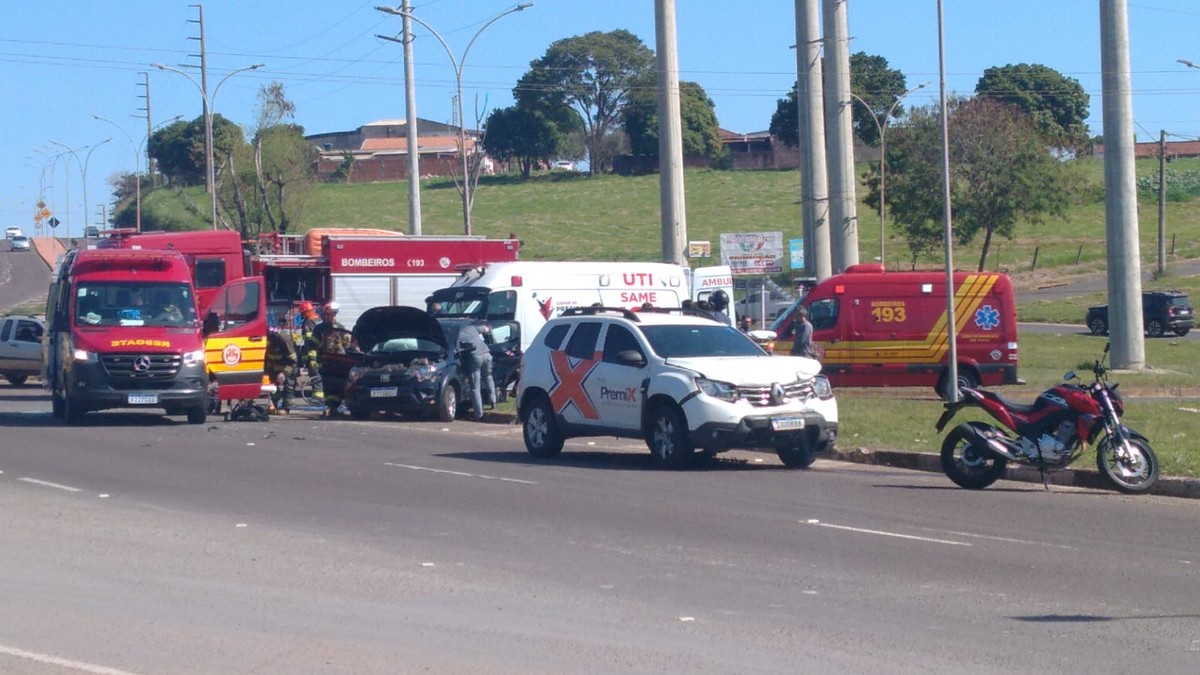 Acidente entre carros deixa homem e mulher feridos na Avenida Comendador Alberto Bonfiglioli, em Presidente Prudente