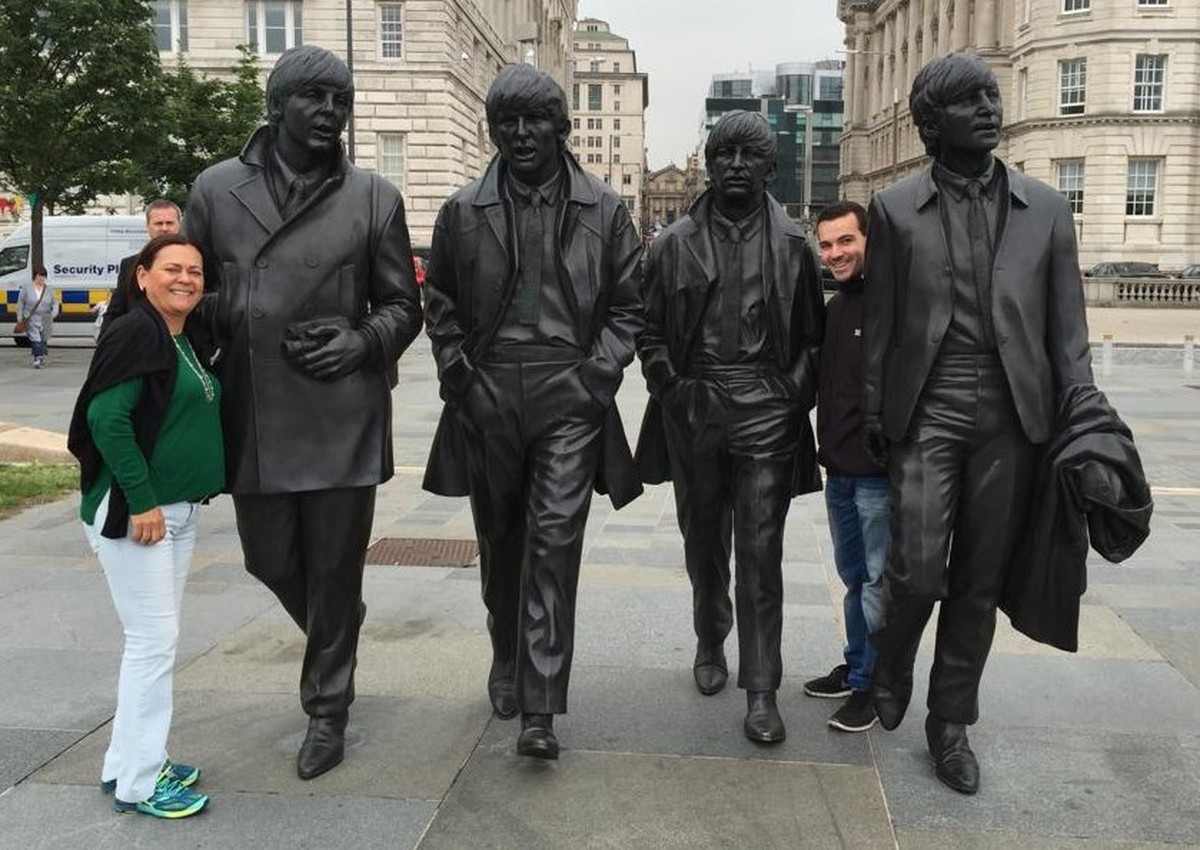 Do rock ao roll: 'beatlemaníaca' conhece banda cover pela internet e cruza o Atlântico com o grupo até Liverpool, terra natal dos ídolos