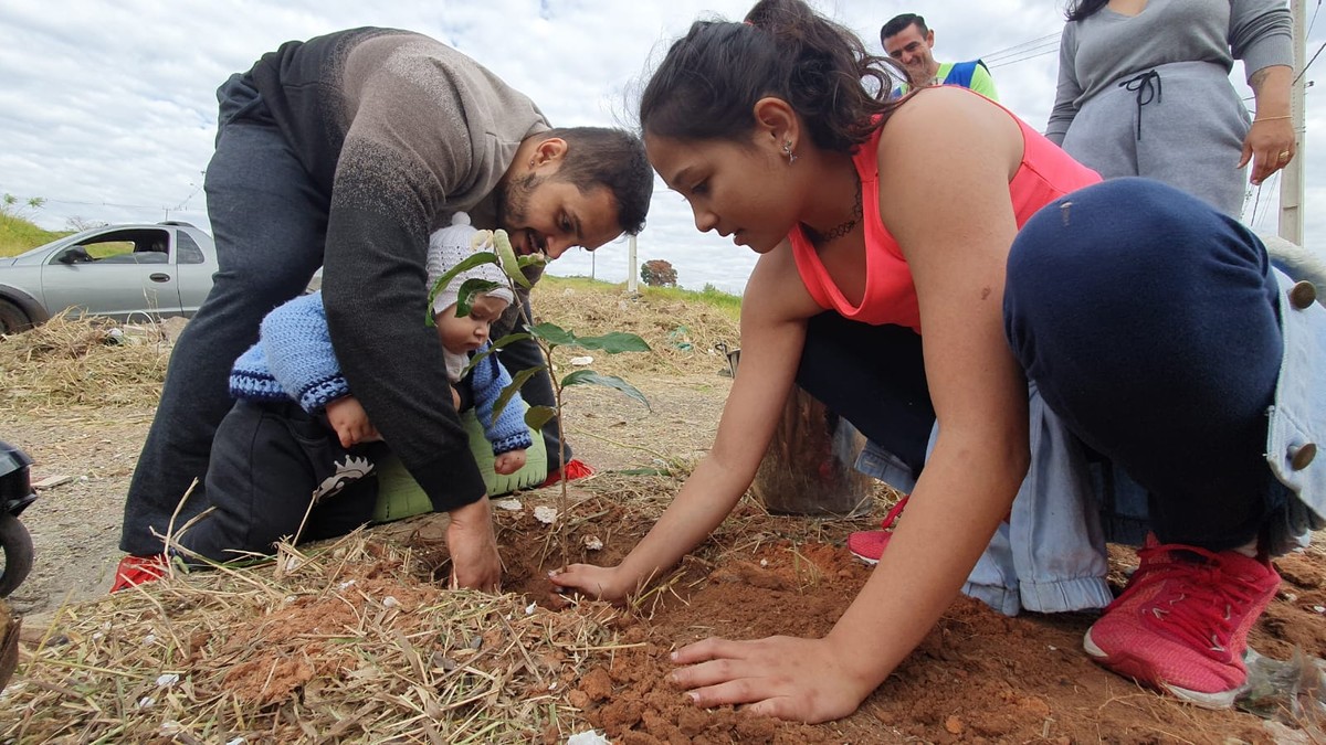 Moradores participam de ação voluntária para revitalizar um dos maiores fragmentos de mata atlântica de Presidente Prudente