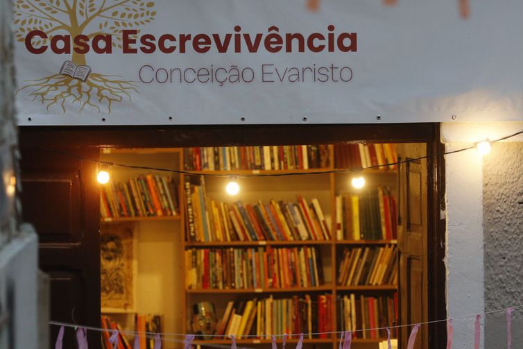 Rio de Janeiro (RJ), 20/07/2023 - A escritora Conceição Evaristo lança a Casa Escrevivência, um espaço aberto ao público com biblioteca, no Largo da Prainha. Foto: Fernando Frazão/Agência Brasil