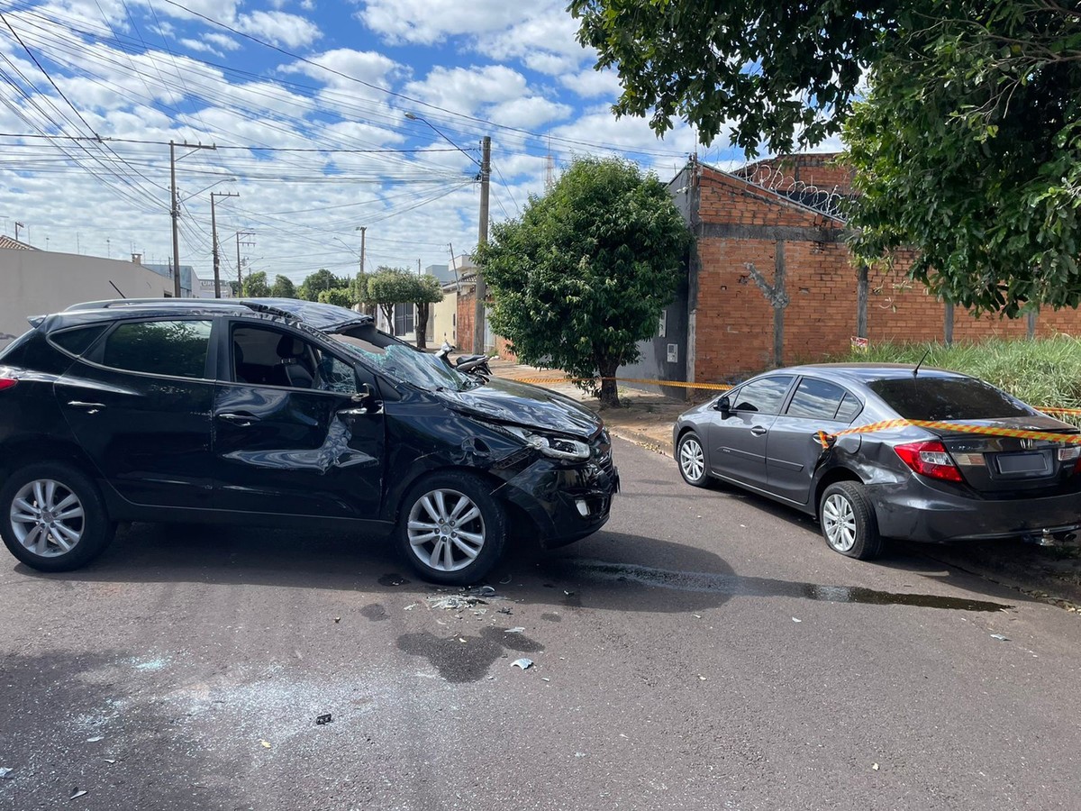 Motorista perde controle da direção e bate contra carro estacionado, em Presidente Prudente