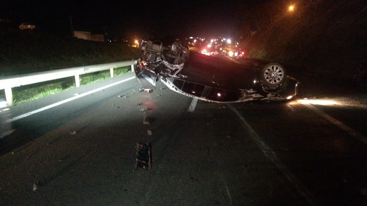 Engavetamento entre três carros deixa cinco vítimas na Rodovia Raposo Tavares, em Presidente Prudente