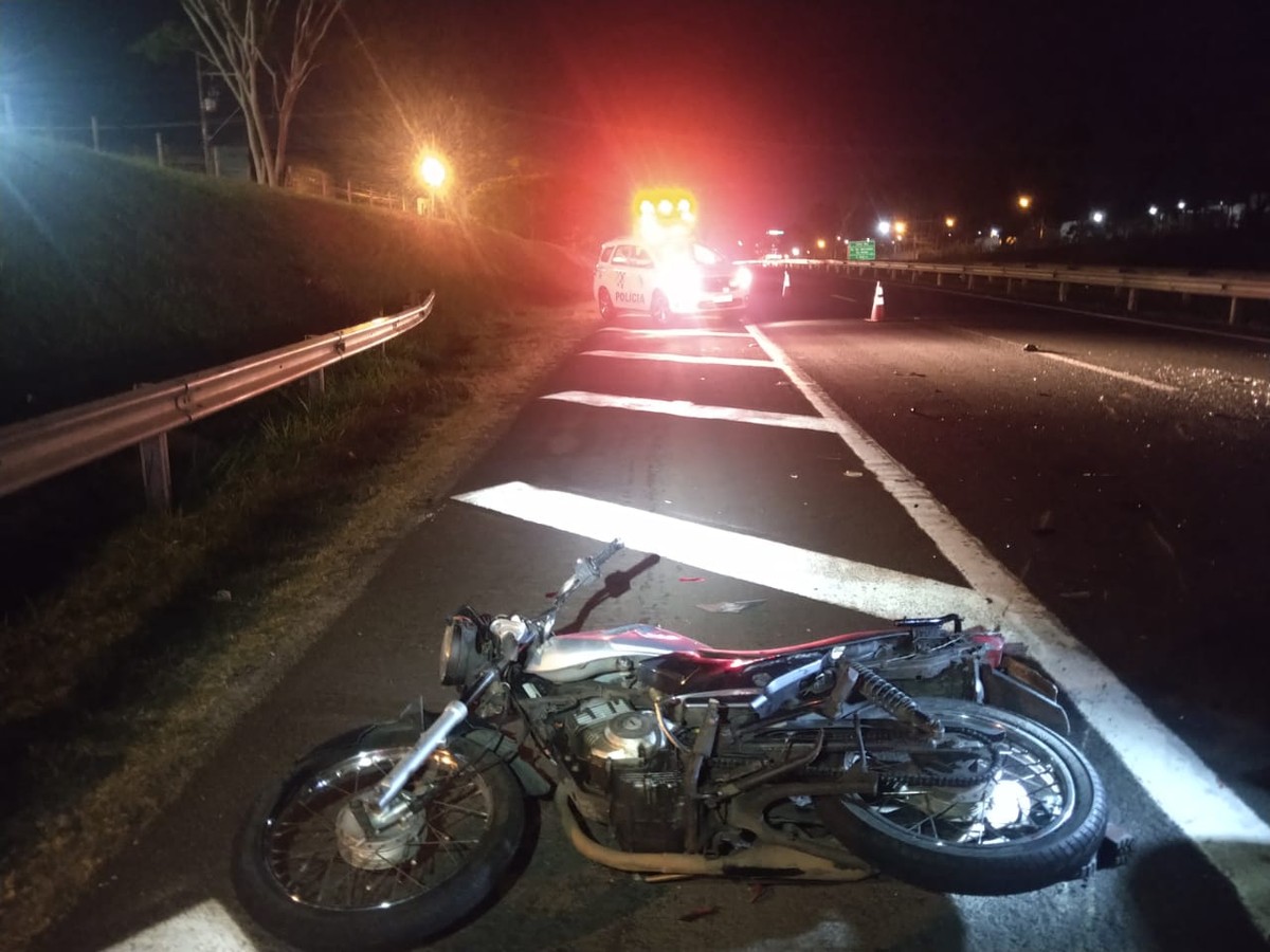 Devido a trânsito lento, motociclista colide na traseira de carro parado e morre na Rodovia Raposo Tavares